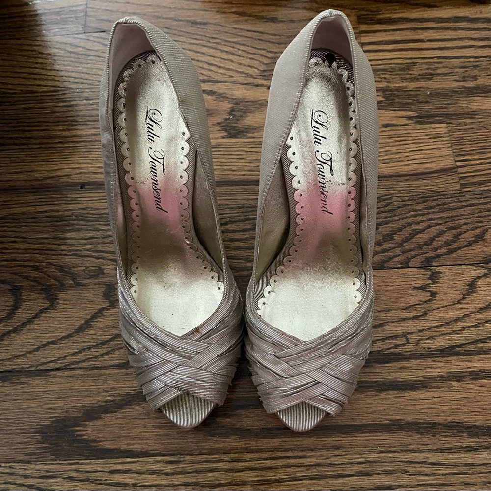 Peep toe pumps